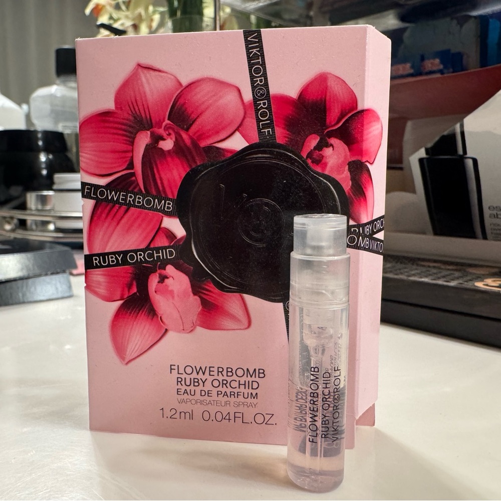 Flower Bomb by Viktor & Rolf Travel Spray (NWT)